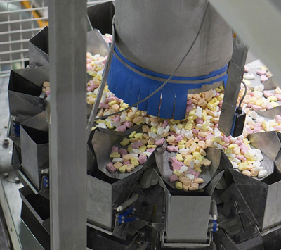 Snoep schuimpjes in machine suikerwerkfabriek Matthijs